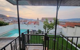 Casa Oasis, una casa rural agradable casa con Piscina en zona tranquila